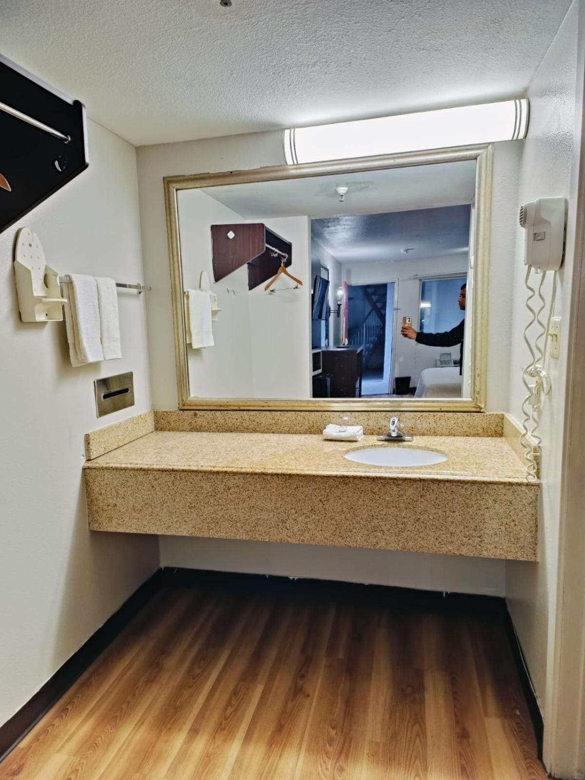 威奇托福尔斯红屋顶酒店 外观 照片